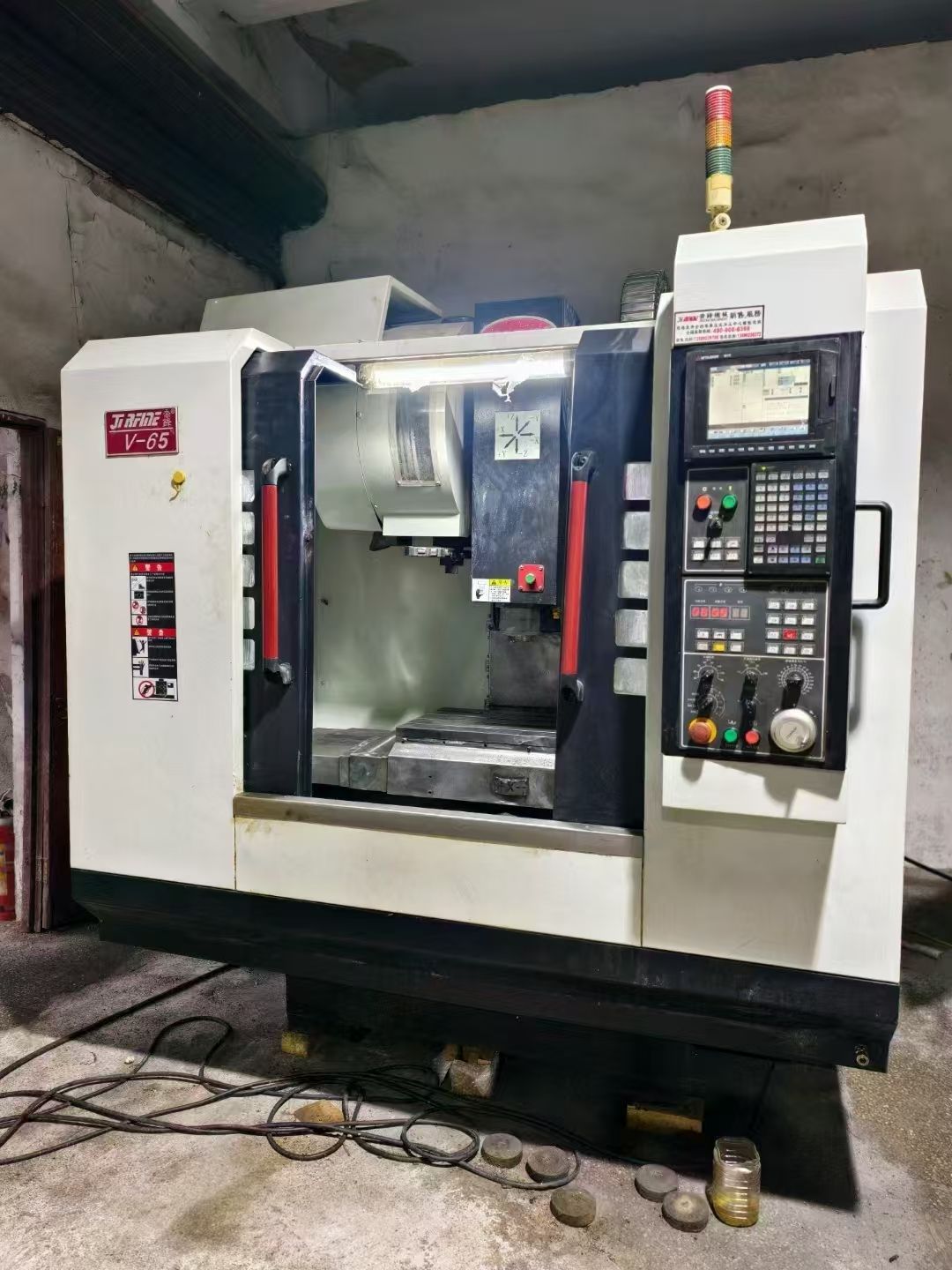 上新華群V850三線軌加工中心，三菱M80系統(tǒng)