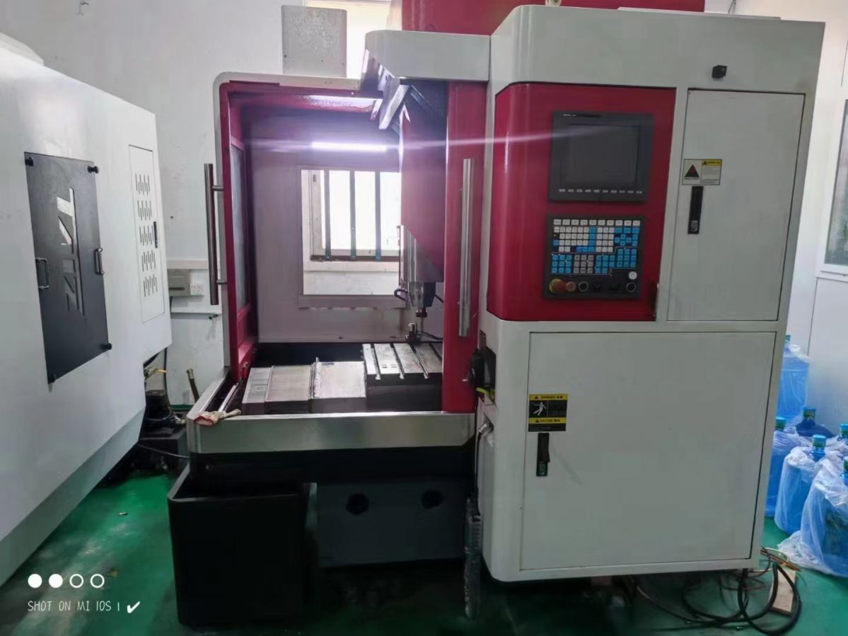 650精雕機(jī)，新代21MA系統(tǒng)，安川7代驅(qū)動(dòng)，主軸24000轉(zhuǎn)，配帶對(duì)