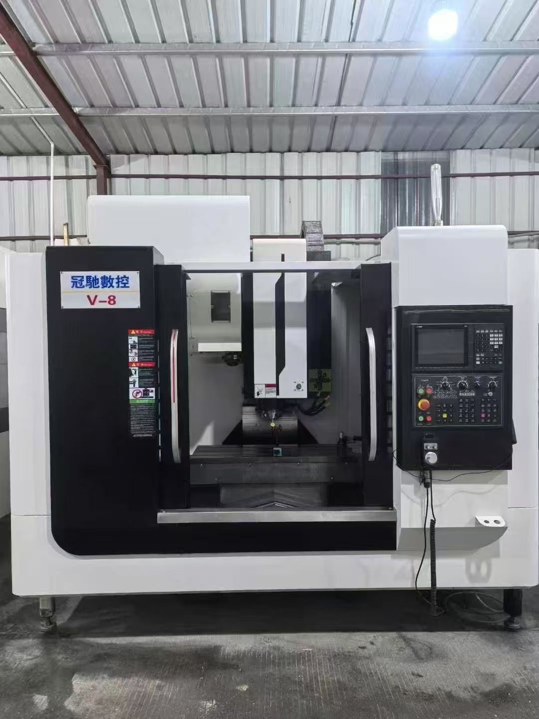 新到倉(cāng)冠馳V8加工中心同款4臺(tái),三菱M80系統(tǒng)