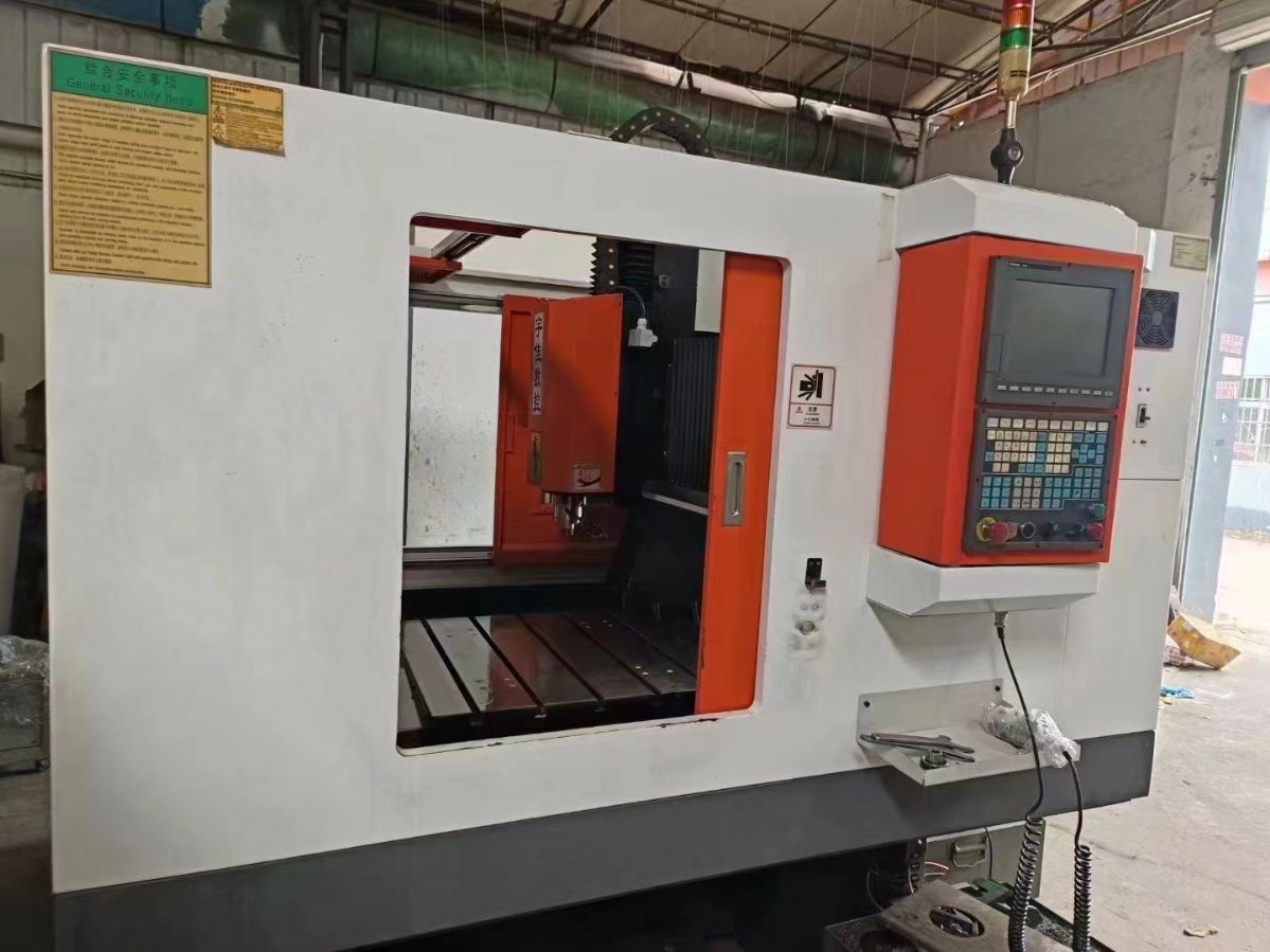 宇佳8080精雕機，新代21MA系統(tǒng)，主軸功率7.5千瓦，ER32夾頭