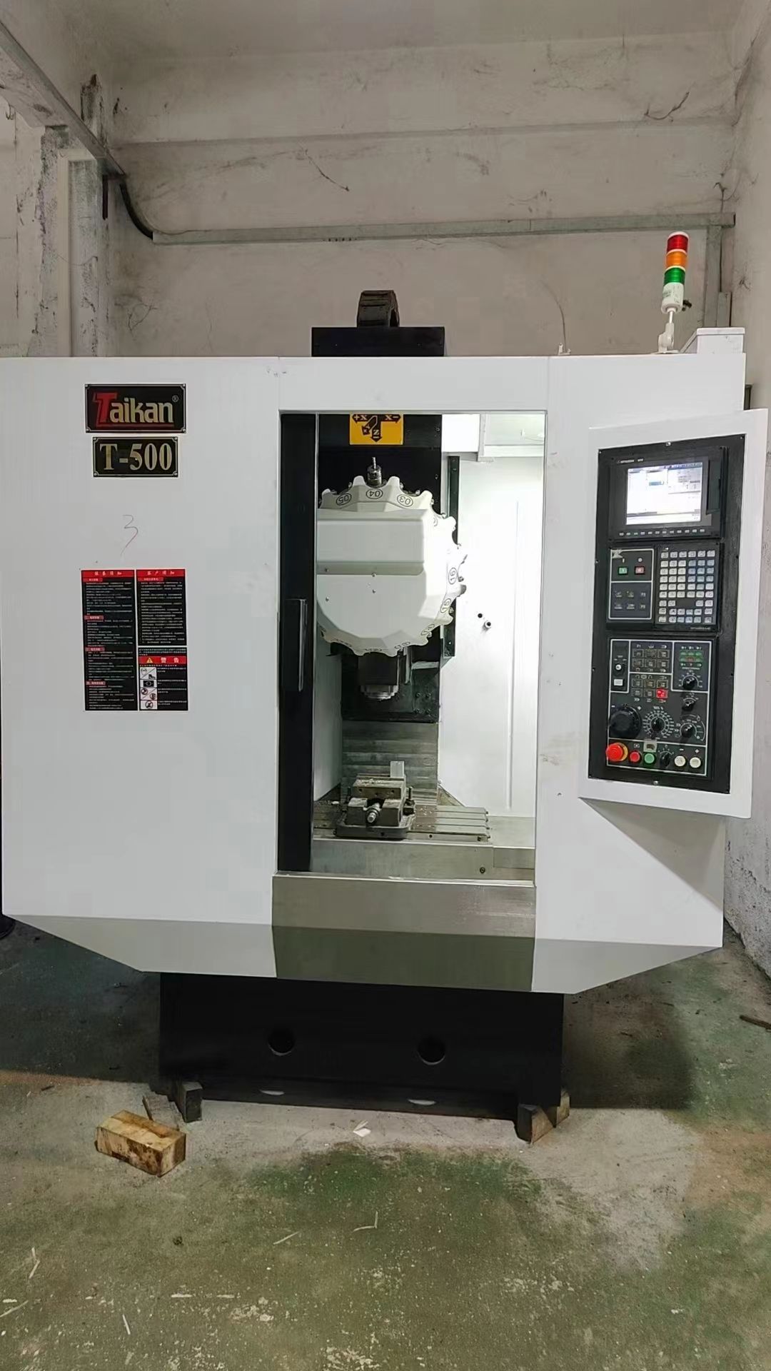 3022龍門 兩線一硬 三菱M70系統(tǒng)，BT50主軸6000轉(zhuǎn) 帶24