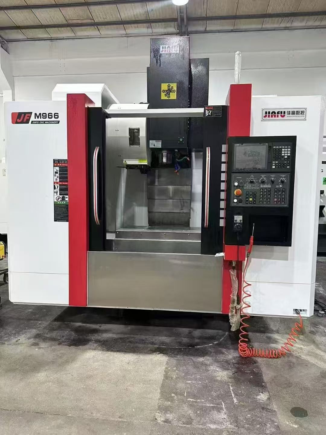多臺(tái)優(yōu)惠出炬名v8三線軌加工中心機(jī)，三菱M80系統(tǒng)