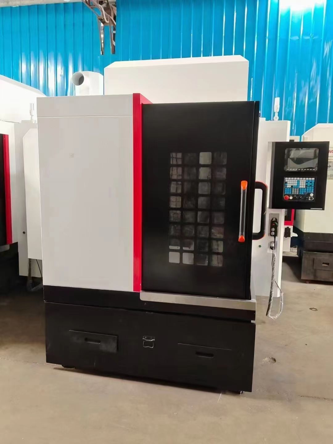 全新機870精雕機二手價格出手，標配新代22MA系統(tǒng)，新代3合一伺服電