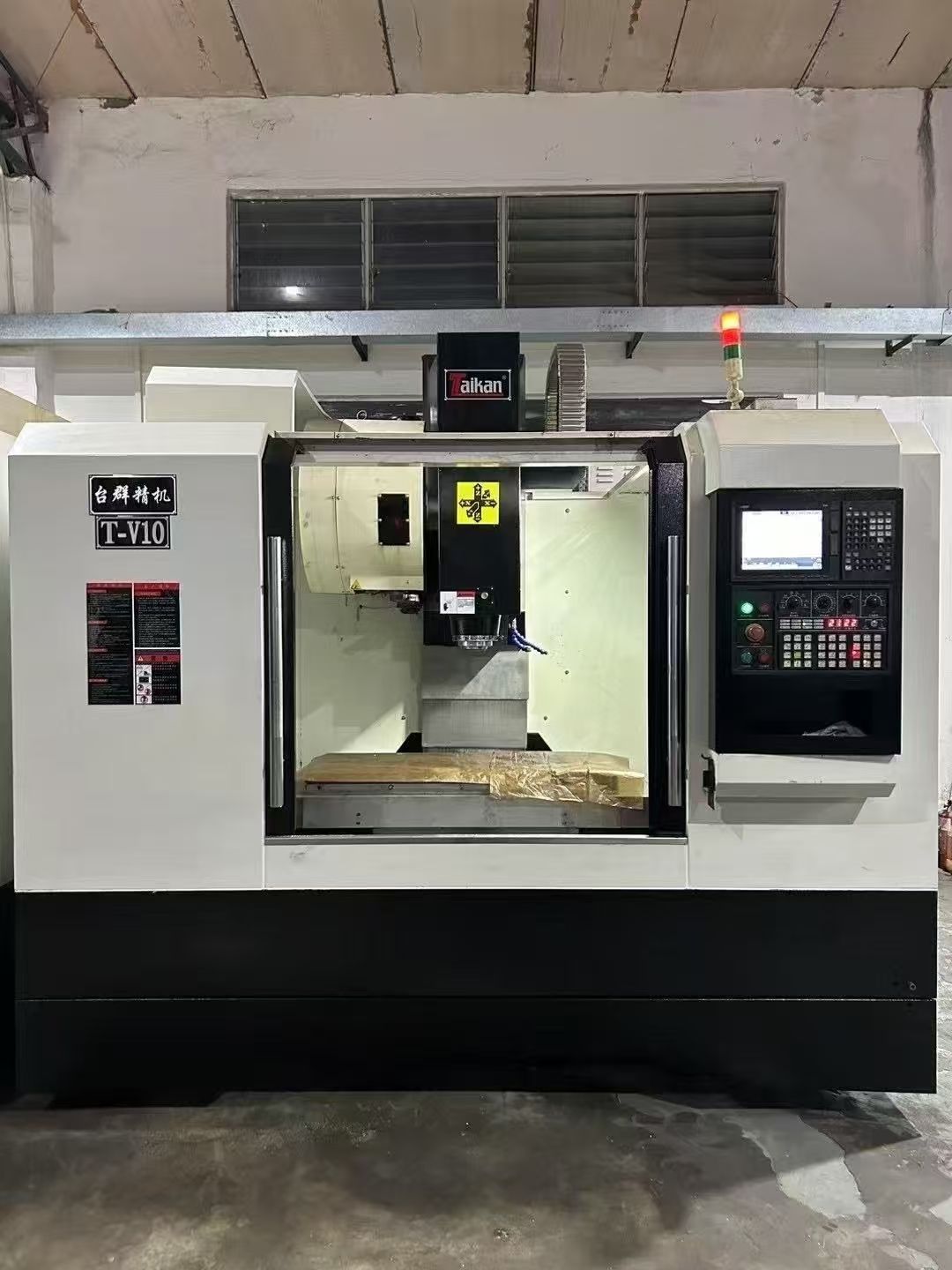到貨臺群V10加工中心，三菱M80系