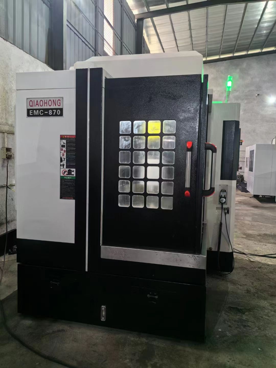 喬鴻870刀庫精雕機(jī)新代22MA系統(tǒng)，BT30氣動主軸8.0千瓦180