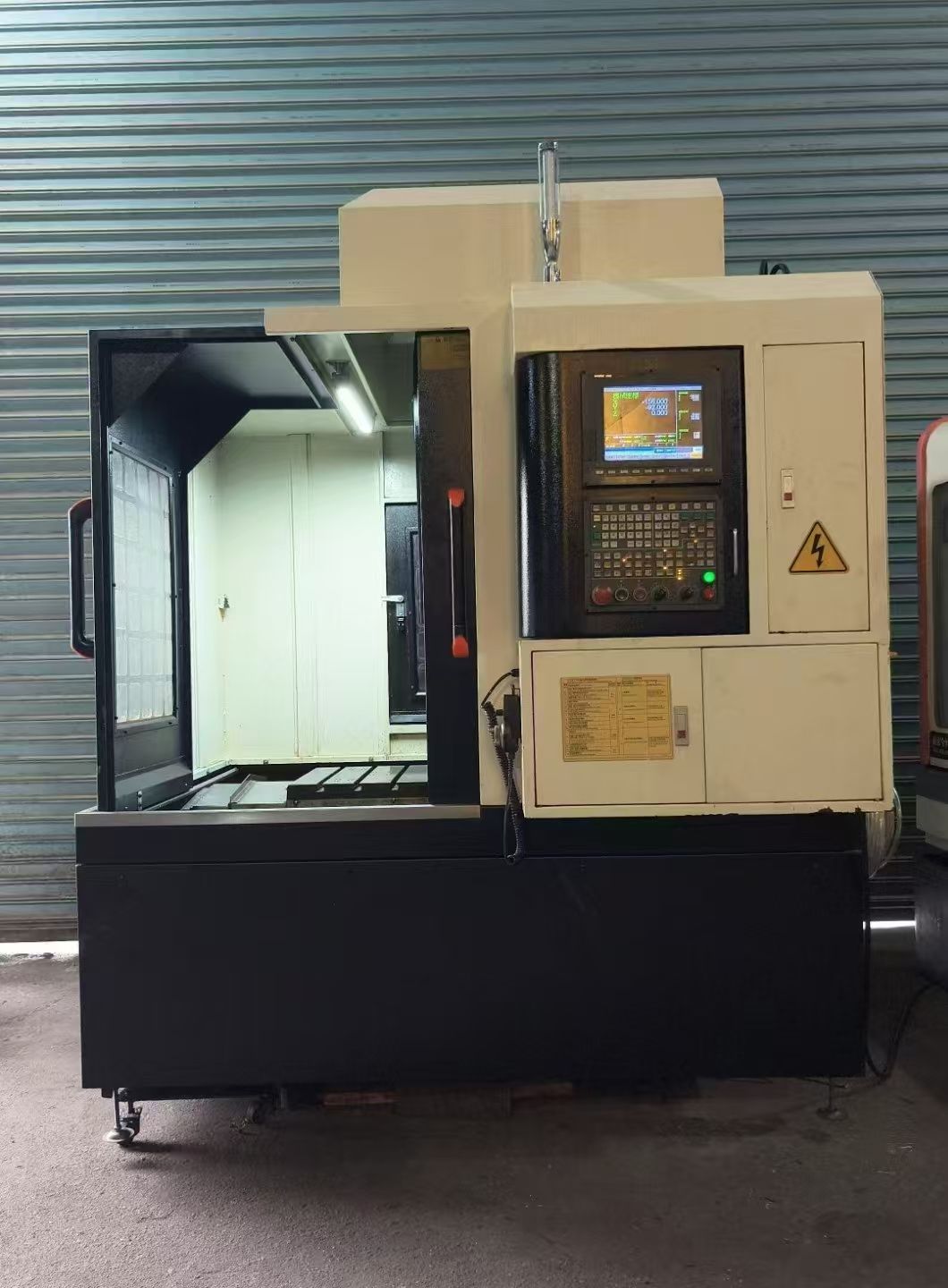 特價雙胞胎勝宏650精雕機，新代21ma系統(tǒng)