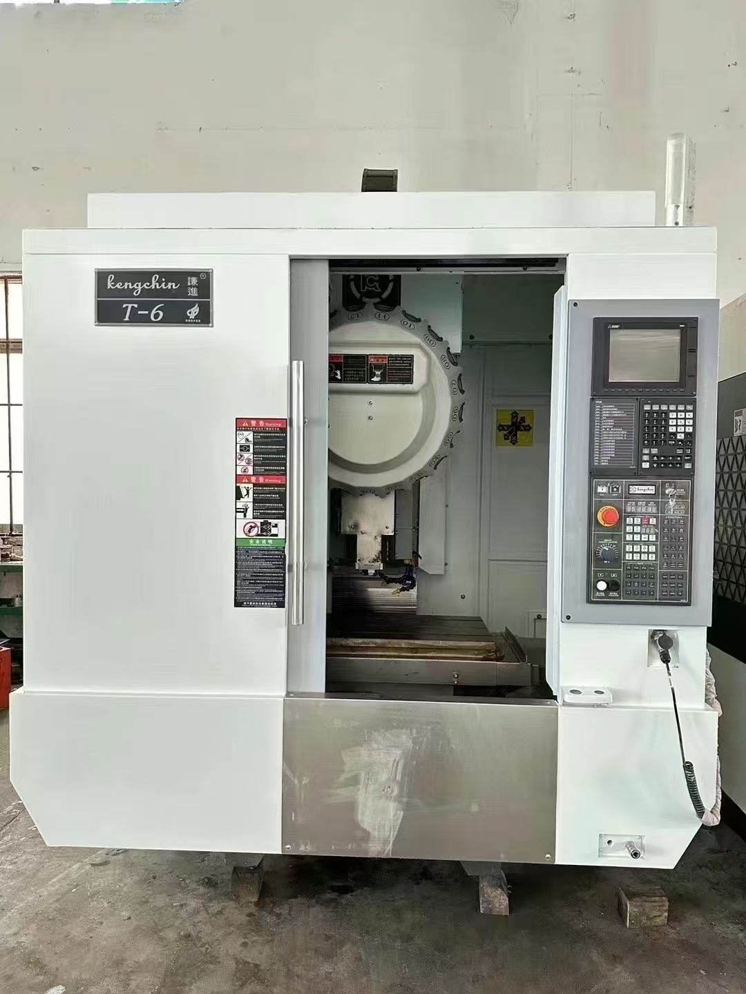 上新華群V850三線軌加工中心，三菱M80系統(tǒng)