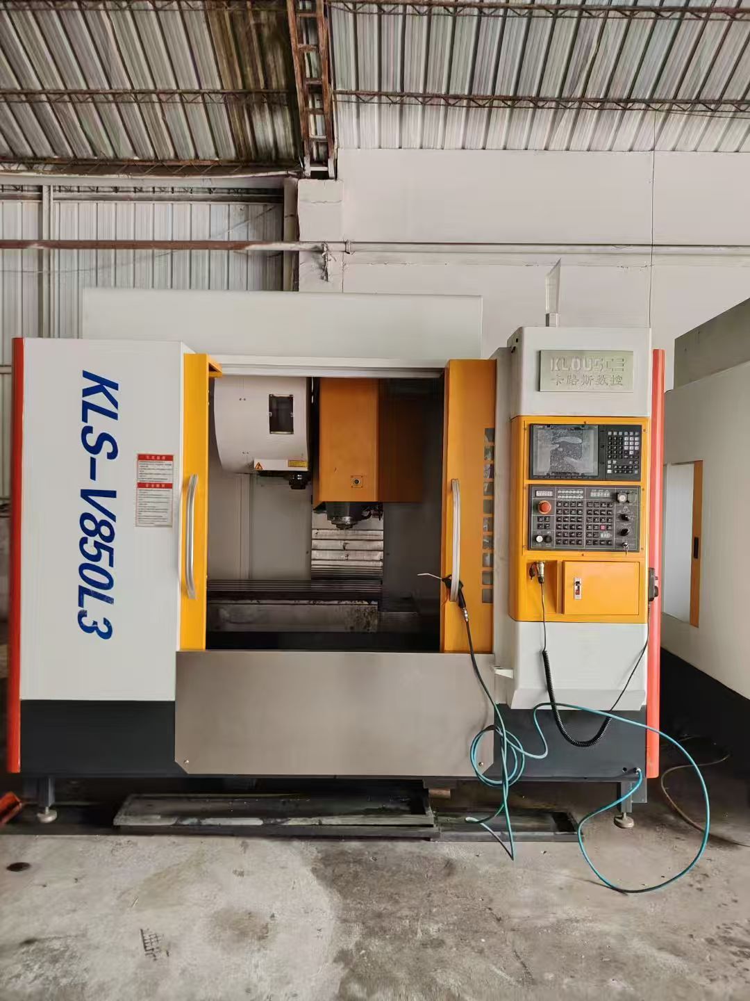 多臺(tái)優(yōu)惠出炬名v8三線軌加工中心機(jī)，三菱M80系統(tǒng)