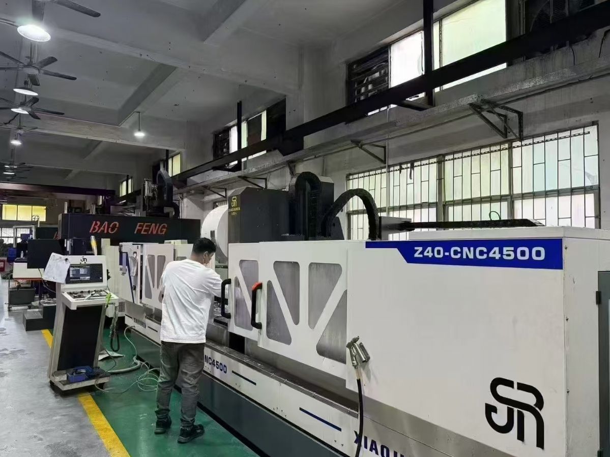 到貨兩臺潤星750鉆攻機，三菱M70系統(tǒng)