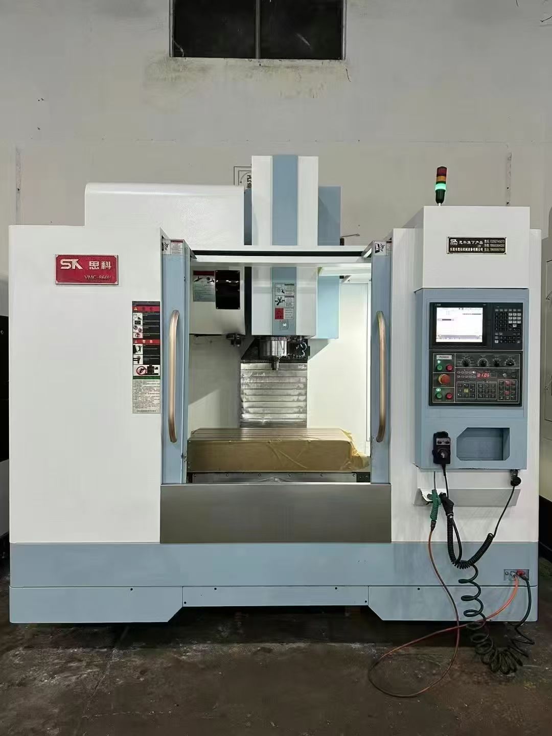 上新華群V850三線軌加工中心，三菱M80系統(tǒng)