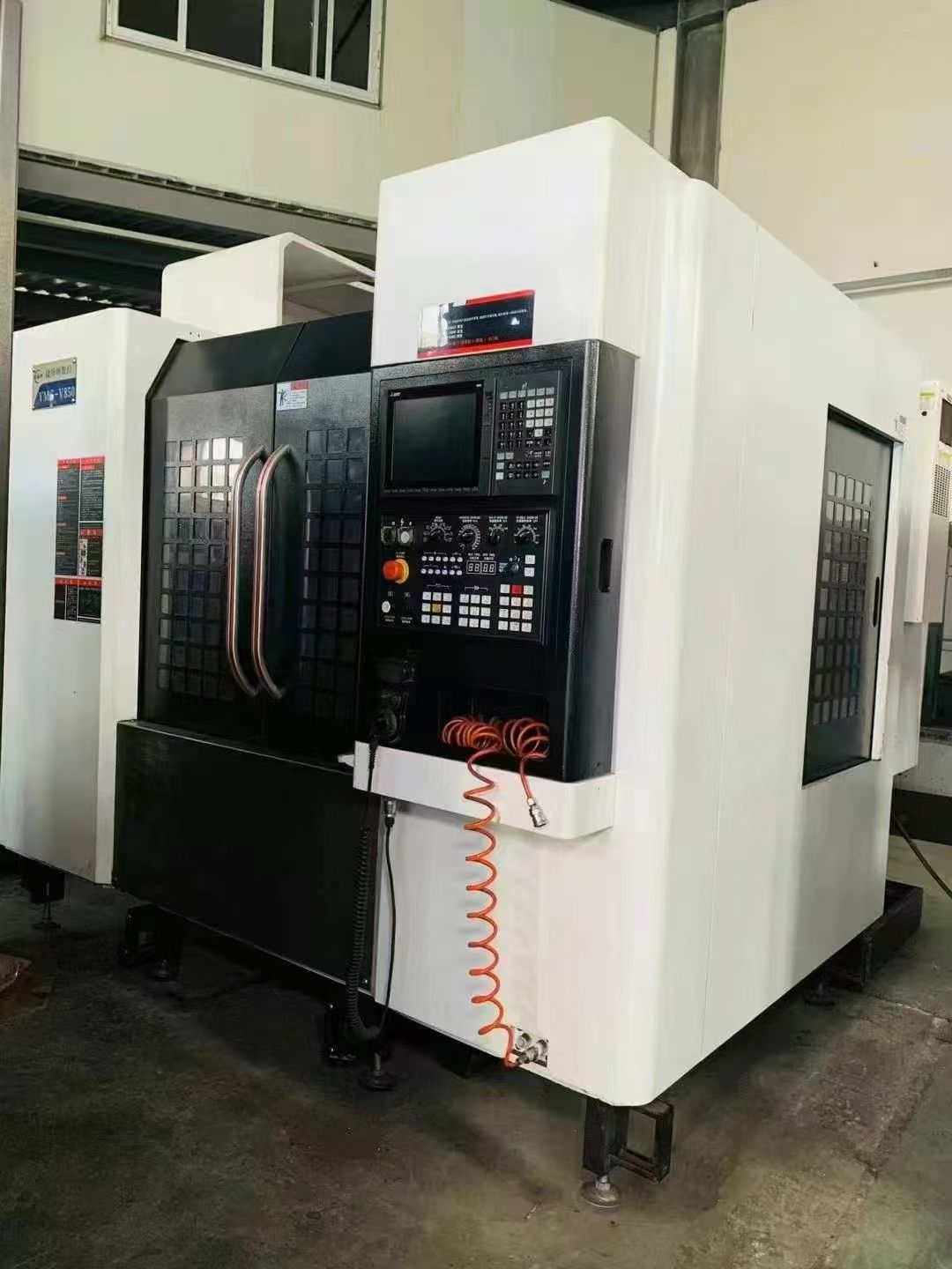 特價仕興鴻V8重型三線軌加工中心,bt40主軸24吧刀庫