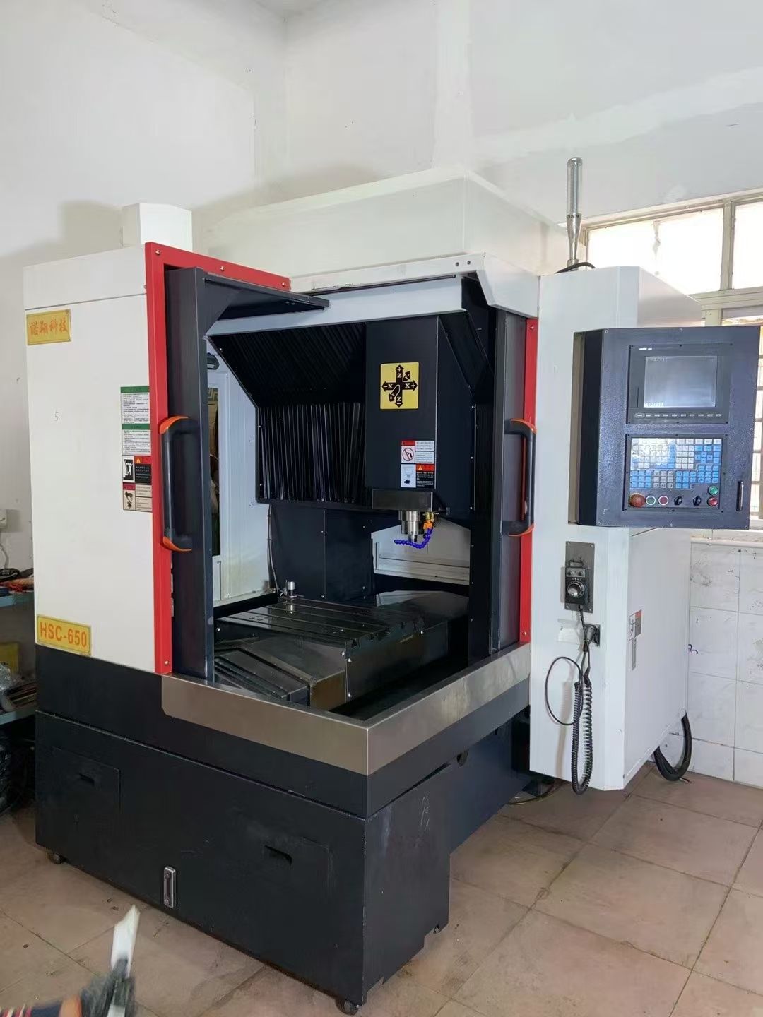 諾翔650精雕機，創(chuàng)能機身。新代21 M A，安川7代驅(qū)動
