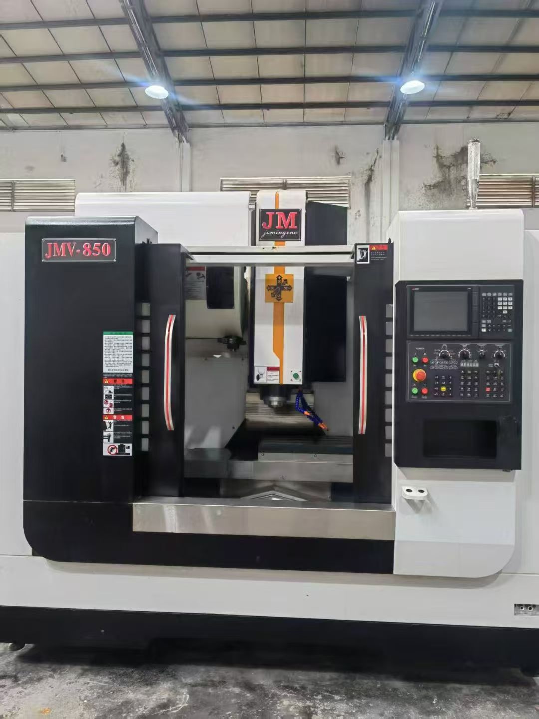 多臺(tái)優(yōu)惠出炬名v8三線軌加工中心機(jī)，三菱M80系統(tǒng)
