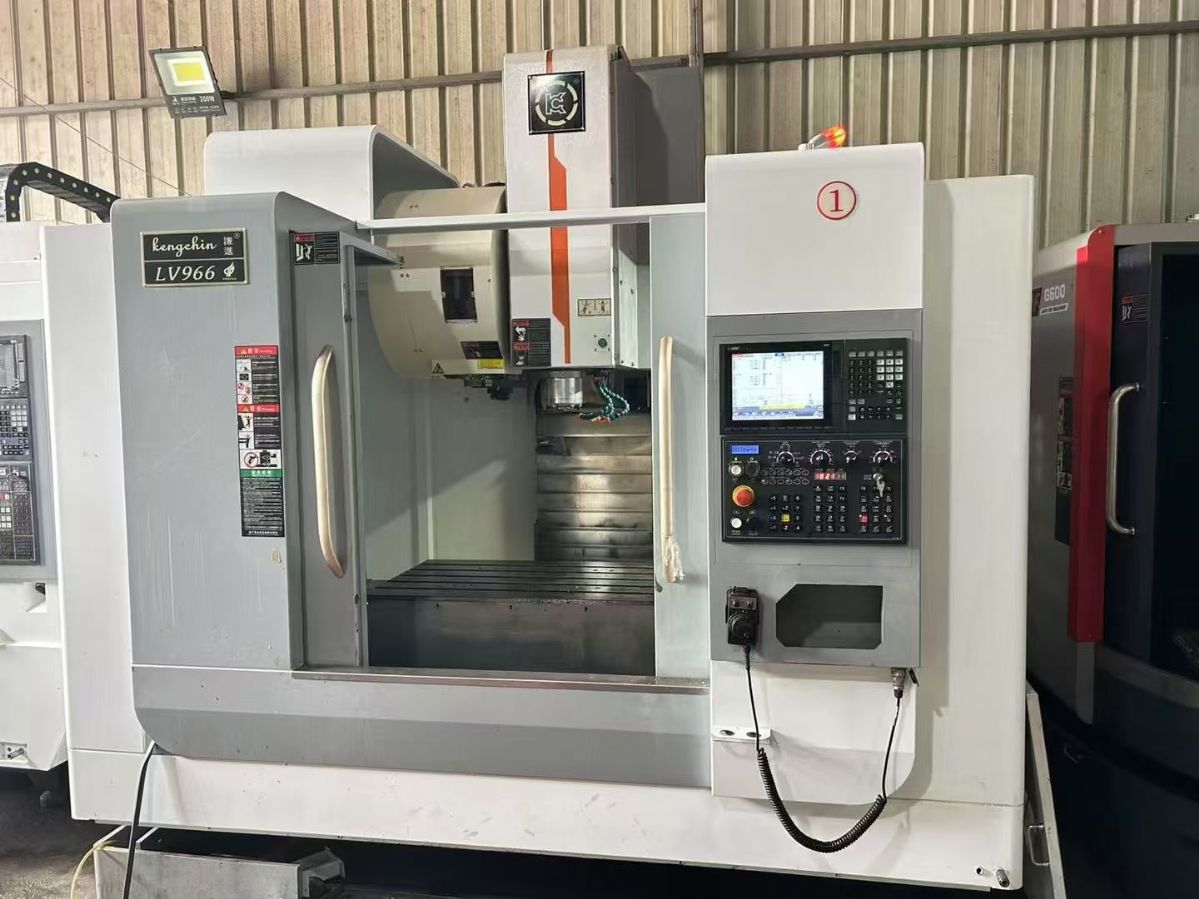上新華群V850三線軌加工中心，三菱M80系統(tǒng)