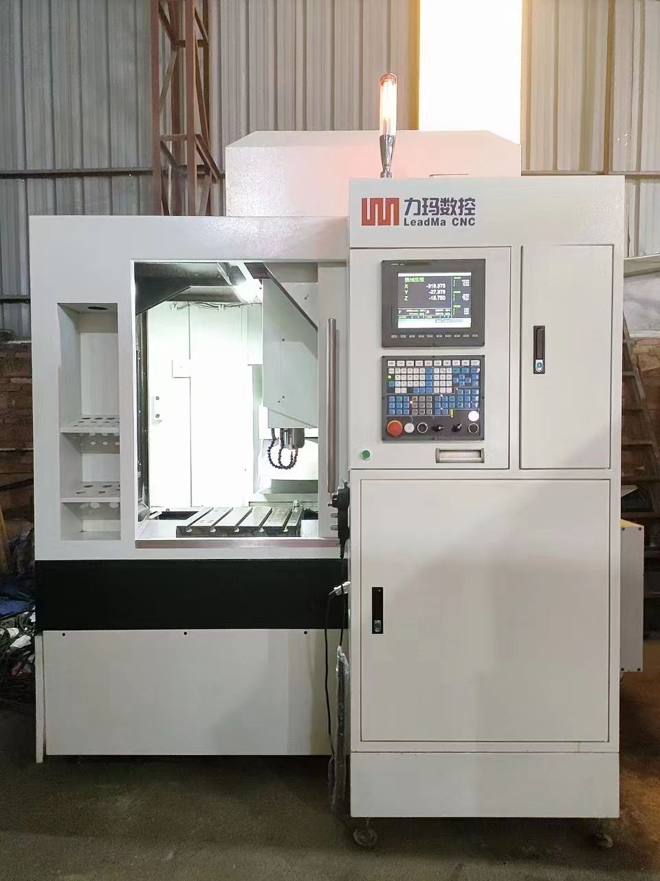 力瑪650刀庫精雕機(jī) 新代21MA系統(tǒng)，BT30氣動(dòng)主軸30000轉(zhuǎn)，