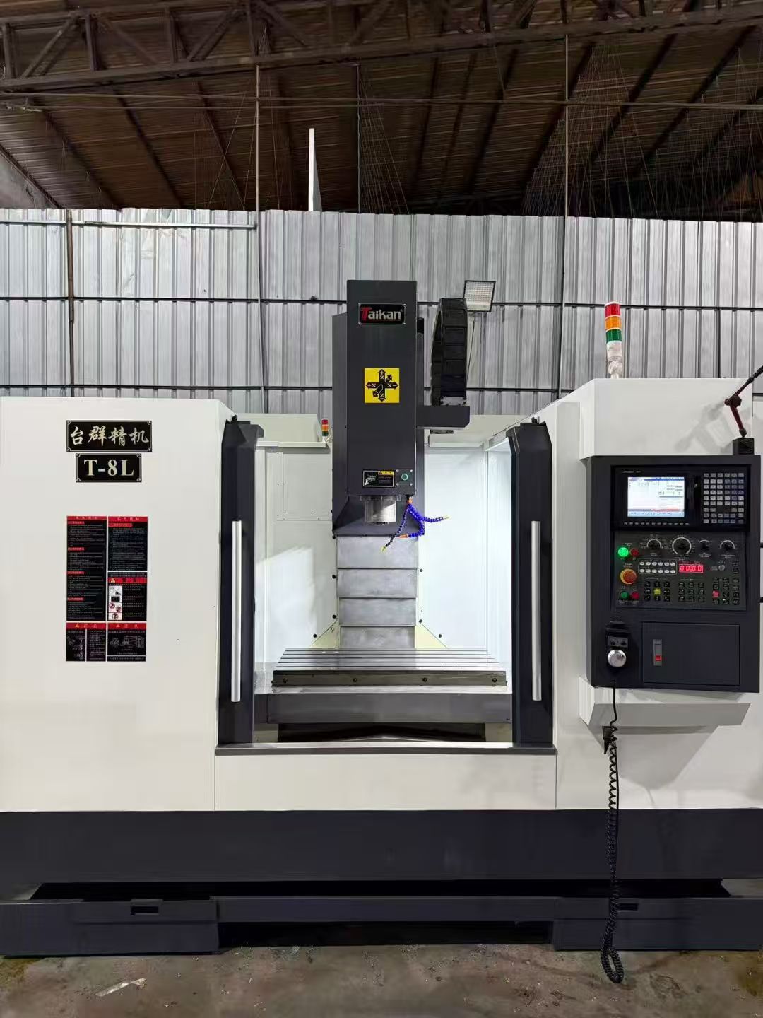 9.5成新2500型材加工中心 ,三菱M80系统, BT40主轴100