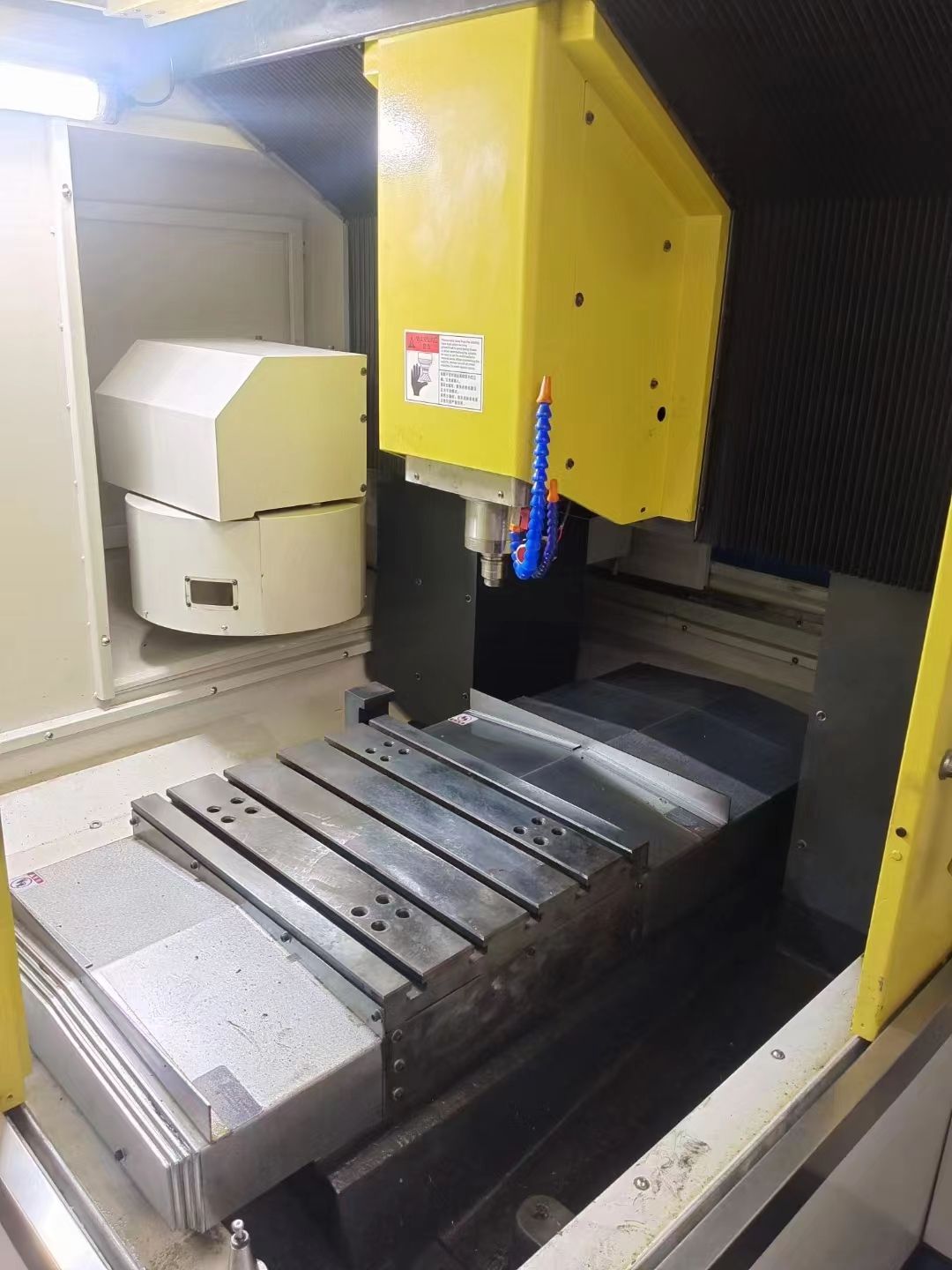 工新上市一臺靚貨德米650雕銑機，新代21MA-E系統(tǒng)，16T刀庫，主