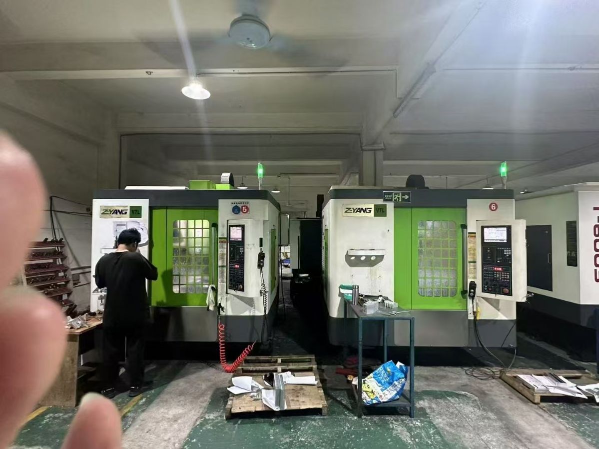 特價成合鐵V1160兩線一硬加工中心、Y?軸四軌道、發(fā)那科Oi-MF系