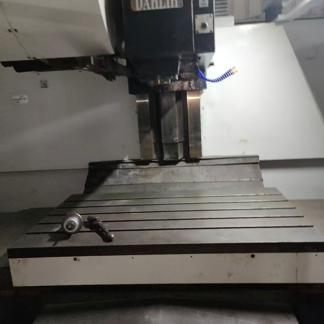 上新臺灣大立1270三硬軌加工中心，主軸端面到工作臺800