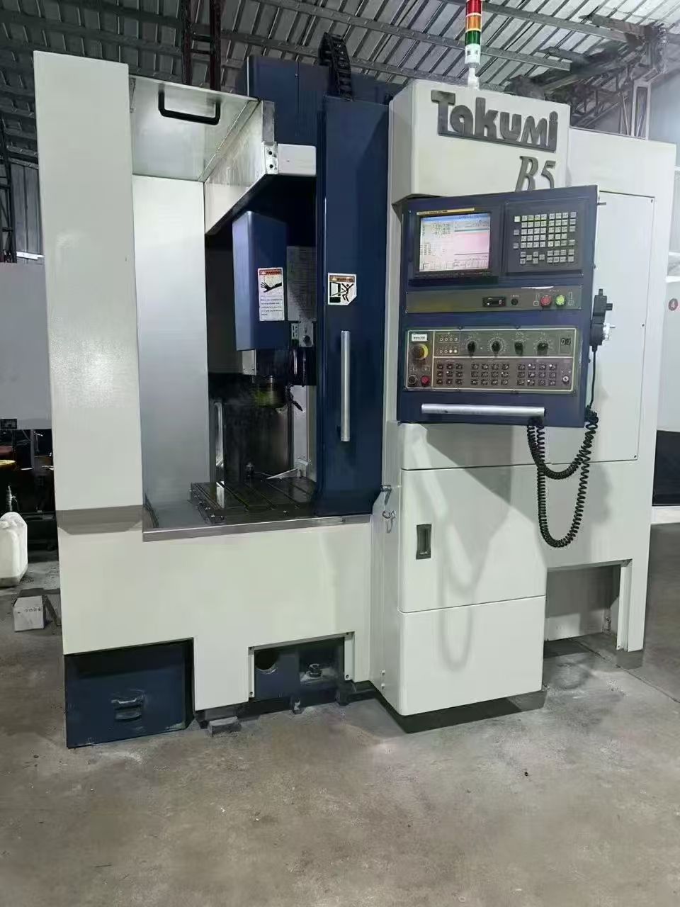 臺(tái)灣匠澤B5高速機(jī)。主軸IBAG30000轉(zhuǎn)，帶16把隱藏式刀庫