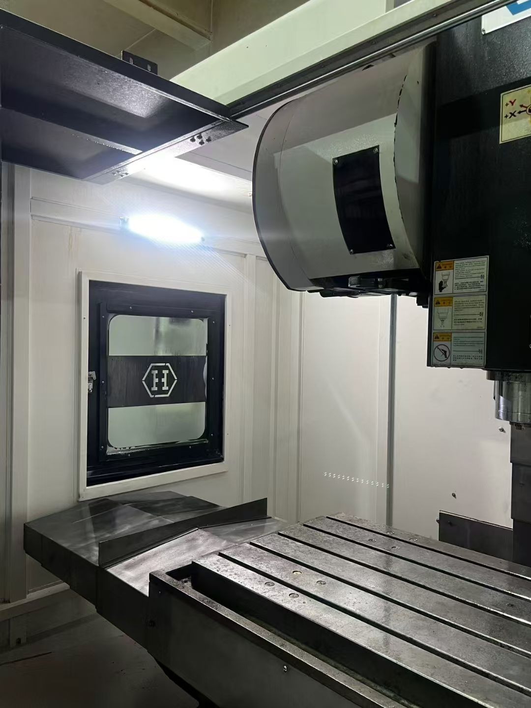 特價成合鐵V1160兩線一硬加工中心、Y?軸四軌道、發(fā)那科Oi-MF系