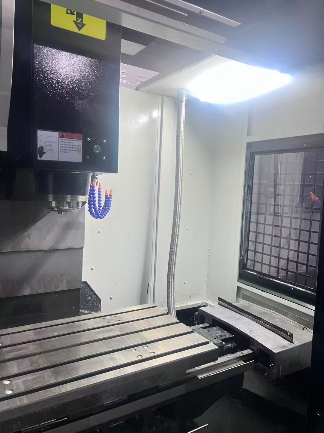 新到冠馳V8加工中心,三菱M80系統(tǒng),BT40主軸12000轉(zhuǎn)