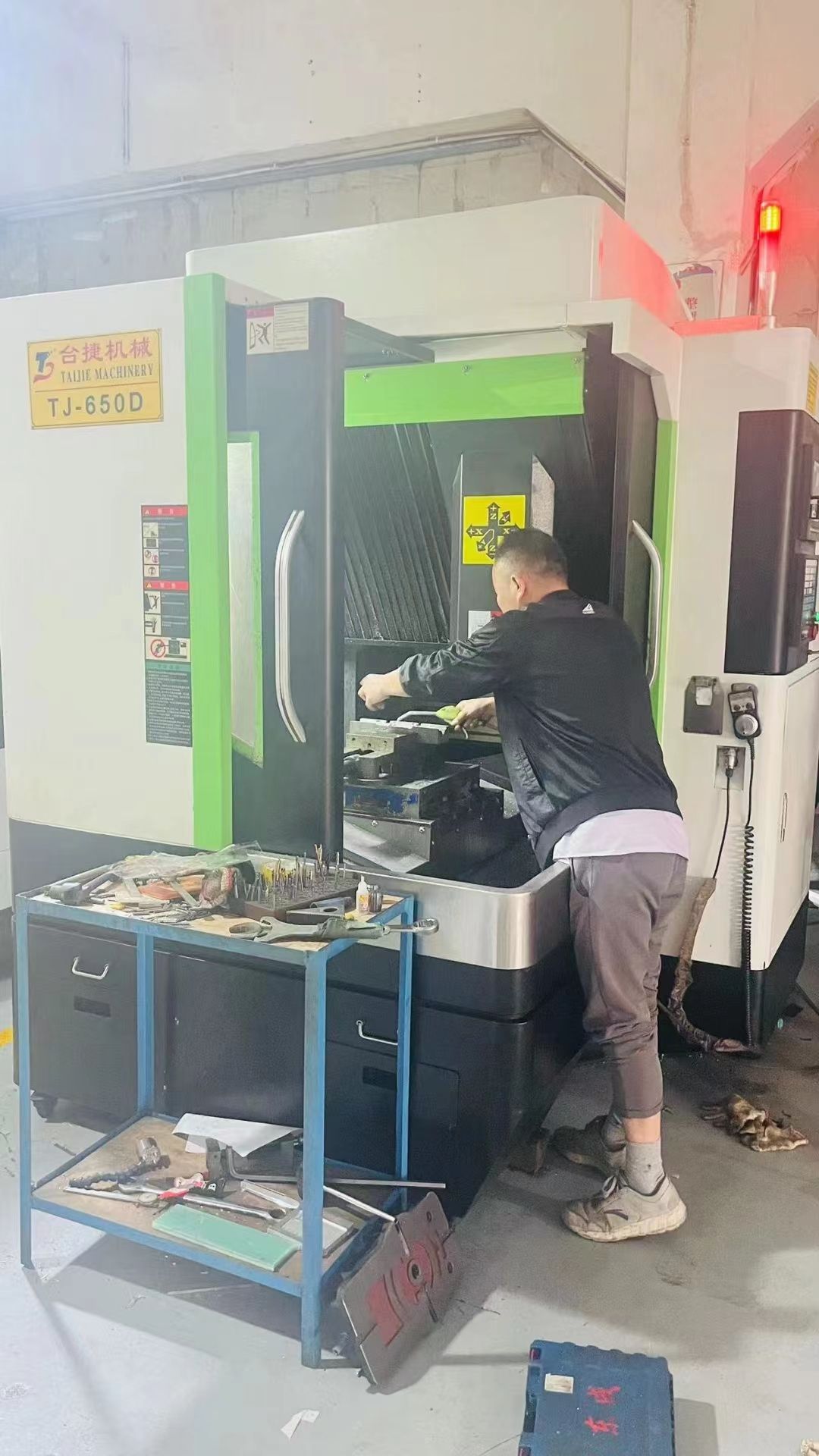 精品650雕銑機(jī) 7.5千瓦大功率32主軸 轉(zhuǎn)數(shù)24000 新代系統(tǒng)
