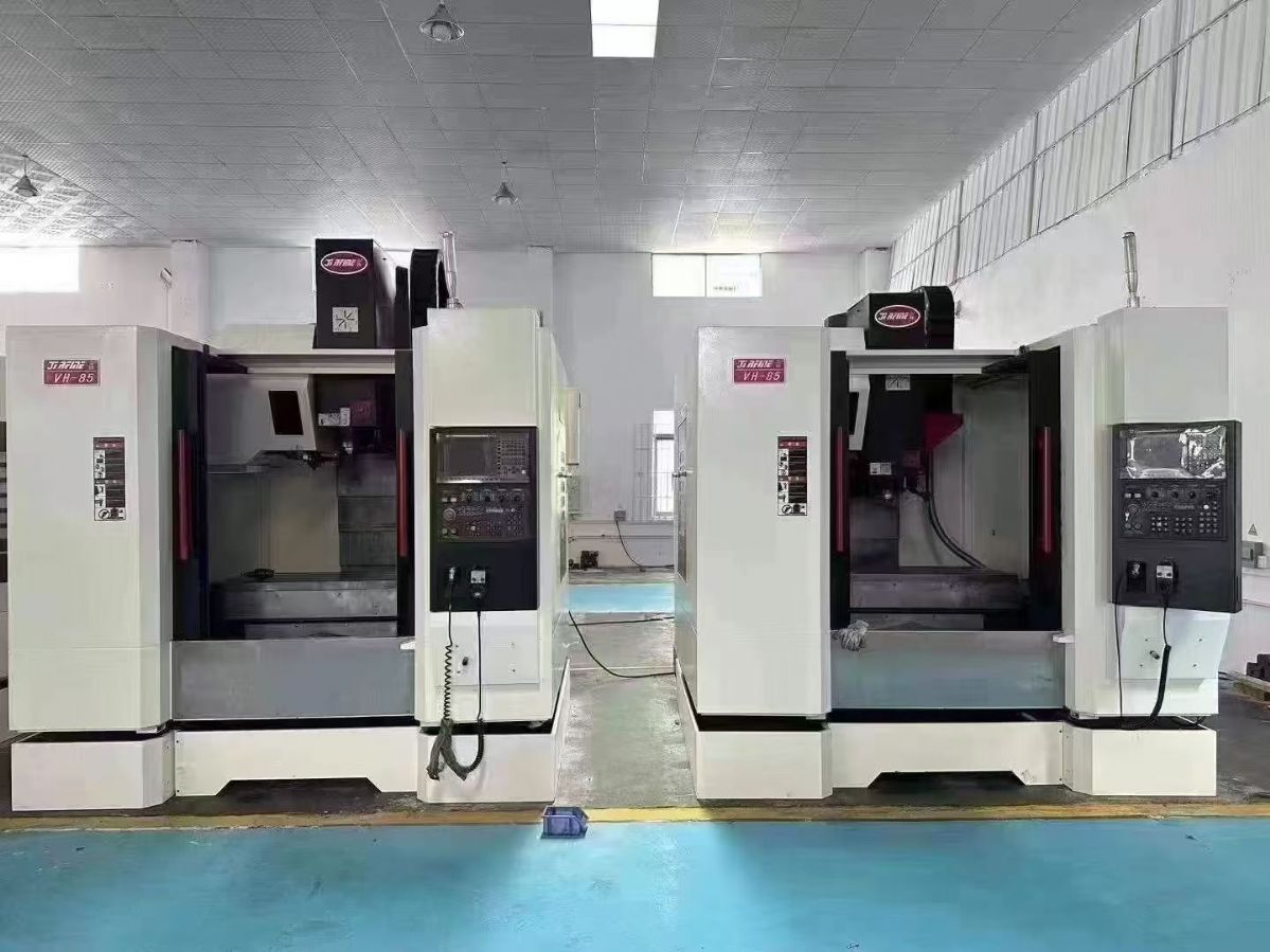 多臺(tái)優(yōu)惠出炬名v8三線軌加工中心機(jī)，三菱M80系統(tǒng)