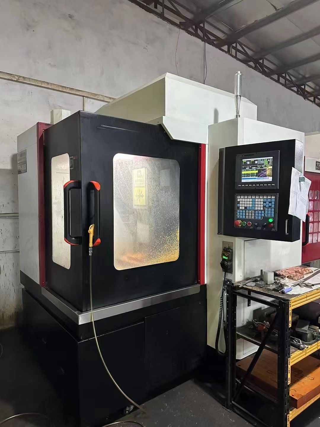 工廠出售準(zhǔn)新鑫騰輝650雕銑機(jī)、新代21ma、ER32、7.5kw、2