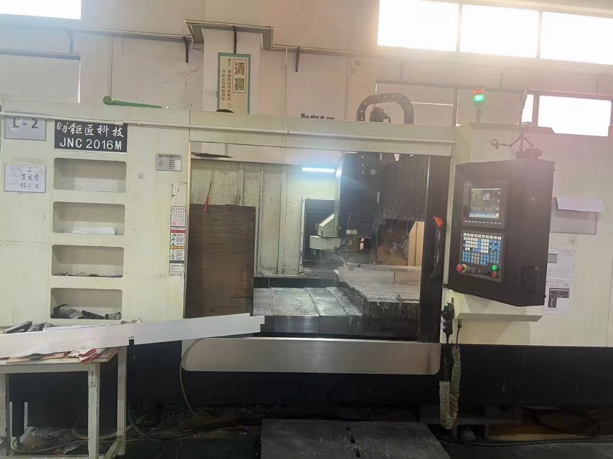 工廠在位距匠龍門精雕機(jī)2016，三軸線軌，新代21MA系統(tǒng)，BT40?