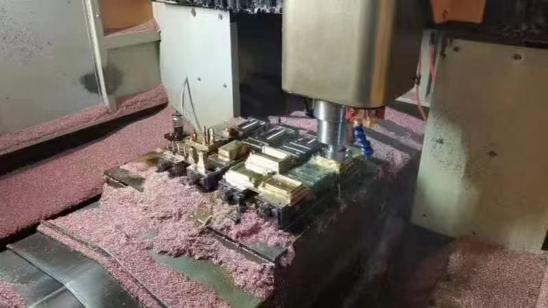 工廠在位輝精達(dá)650雕銑機(jī)，7.5KW，主軸24000轉(zhuǎn)，ER32夾頭