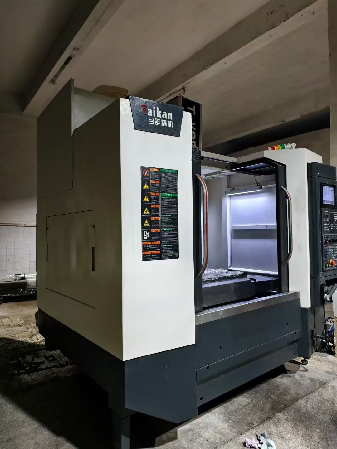 剛到精品臺(tái)群856S加工中心,BT40主軸直聯(lián)12000/11kw