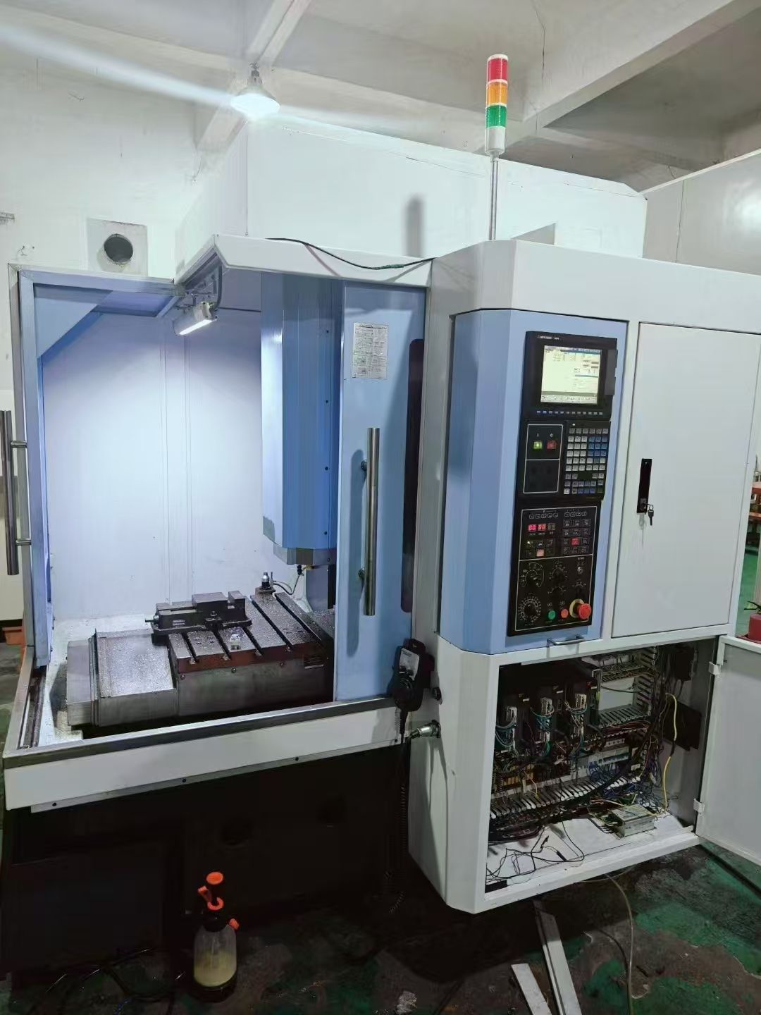 98成新炬名V640三線軌加工中心，三菱M80系統(tǒng)，創(chuàng)能床身，德國力士