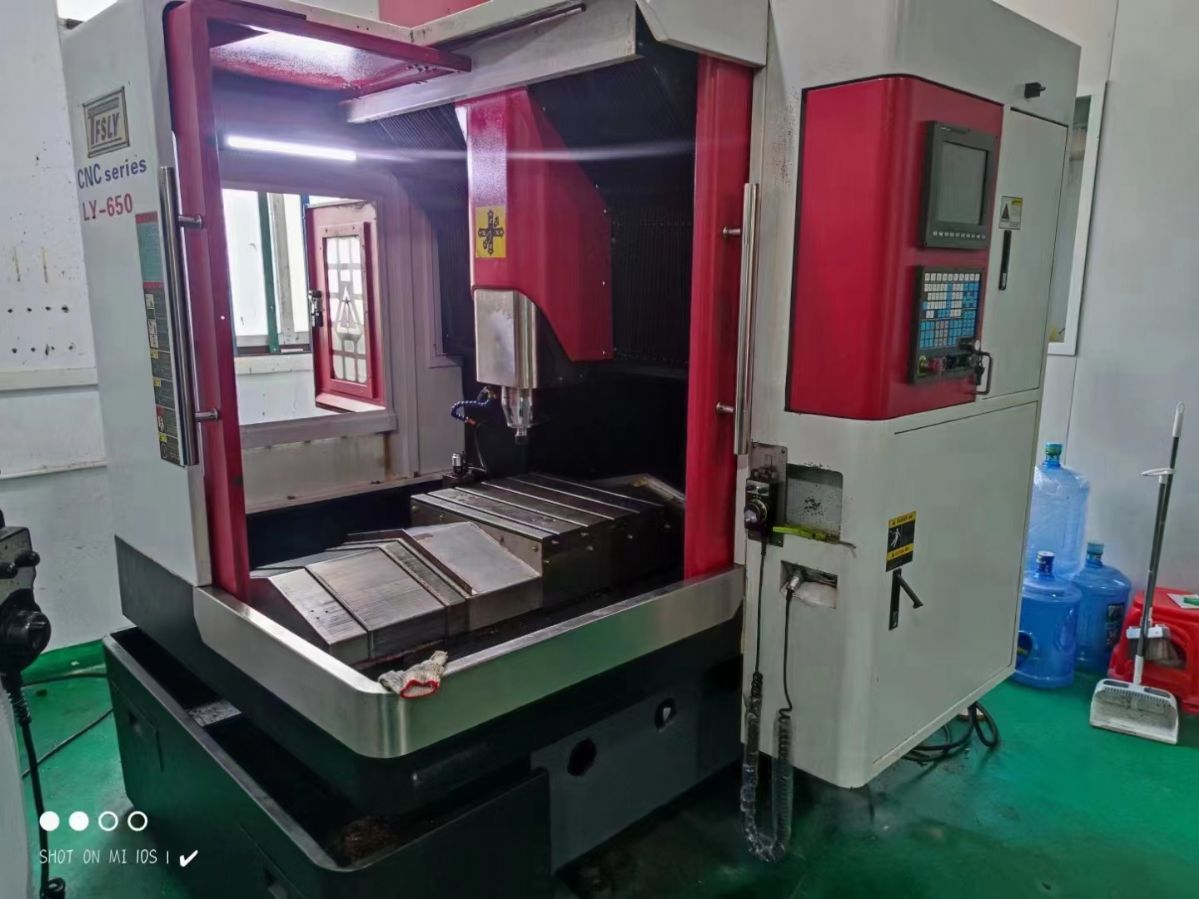 650精雕機(jī)，新代21MA系統(tǒng)，安川7代驅(qū)動(dòng)，主軸24000轉(zhuǎn)，配帶對(duì)