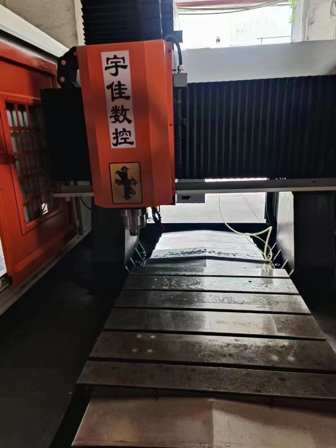 宇佳8080精雕機，新代21MA系統(tǒng)，主軸功率7.5千瓦，ER32夾頭
