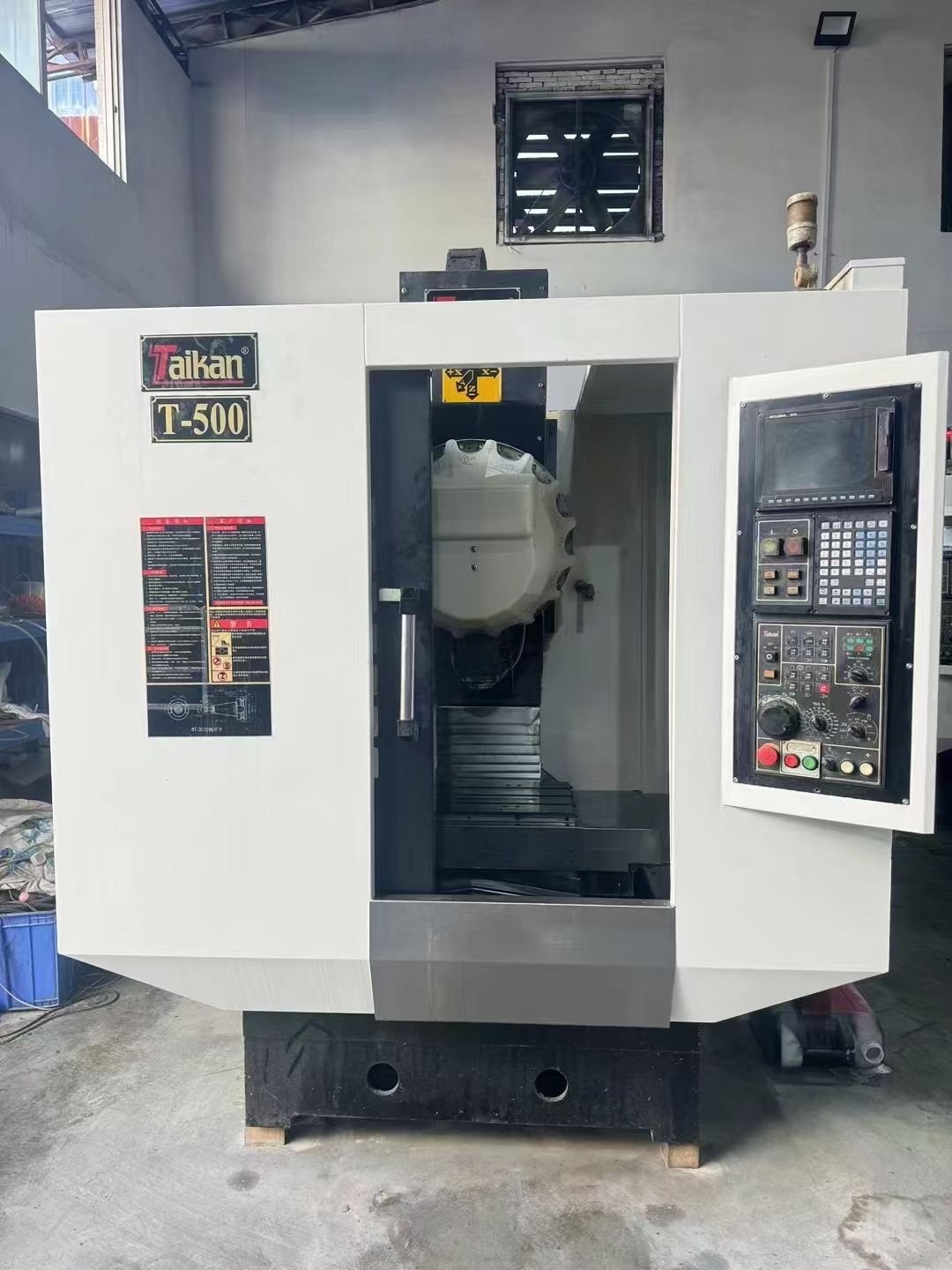 特價仕興鴻V8重型三線軌加工中心,bt40主軸24吧刀庫