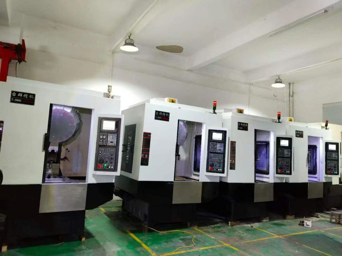 臺群鉆攻機(jī)，有5 0 0 B和500 H的。三凌M 7 0A和M80系
