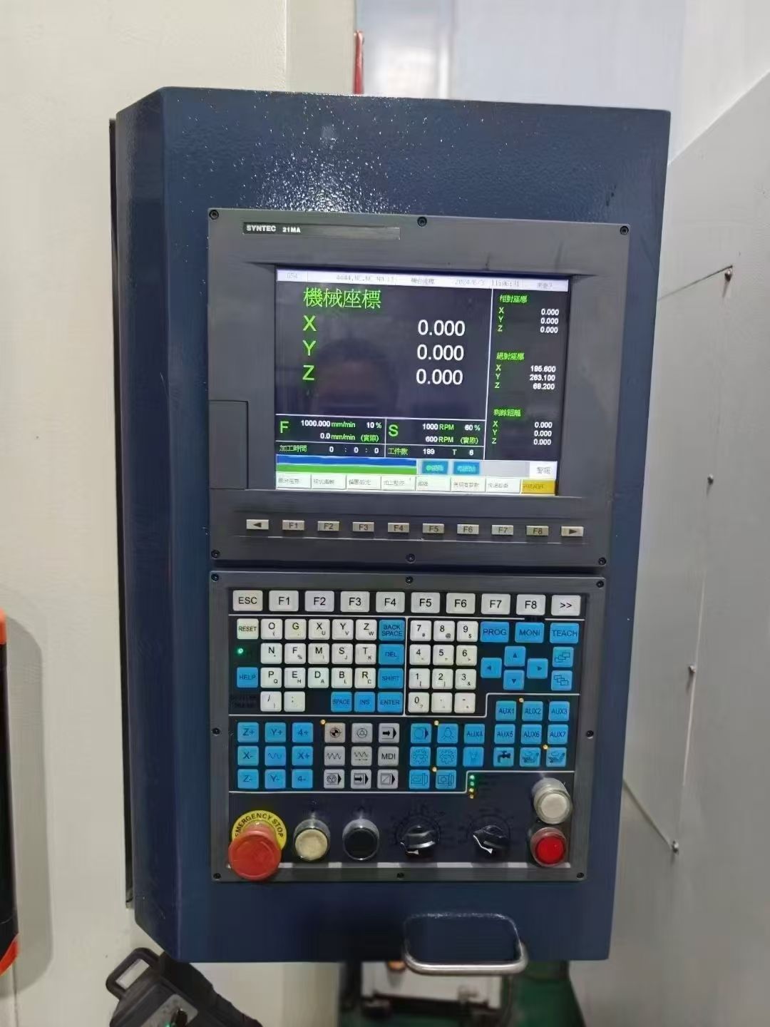 性價(jià)比頂高恒裕650精雕機(jī),新代21ma系統(tǒng),bt30帶8把直排刀庫(kù)