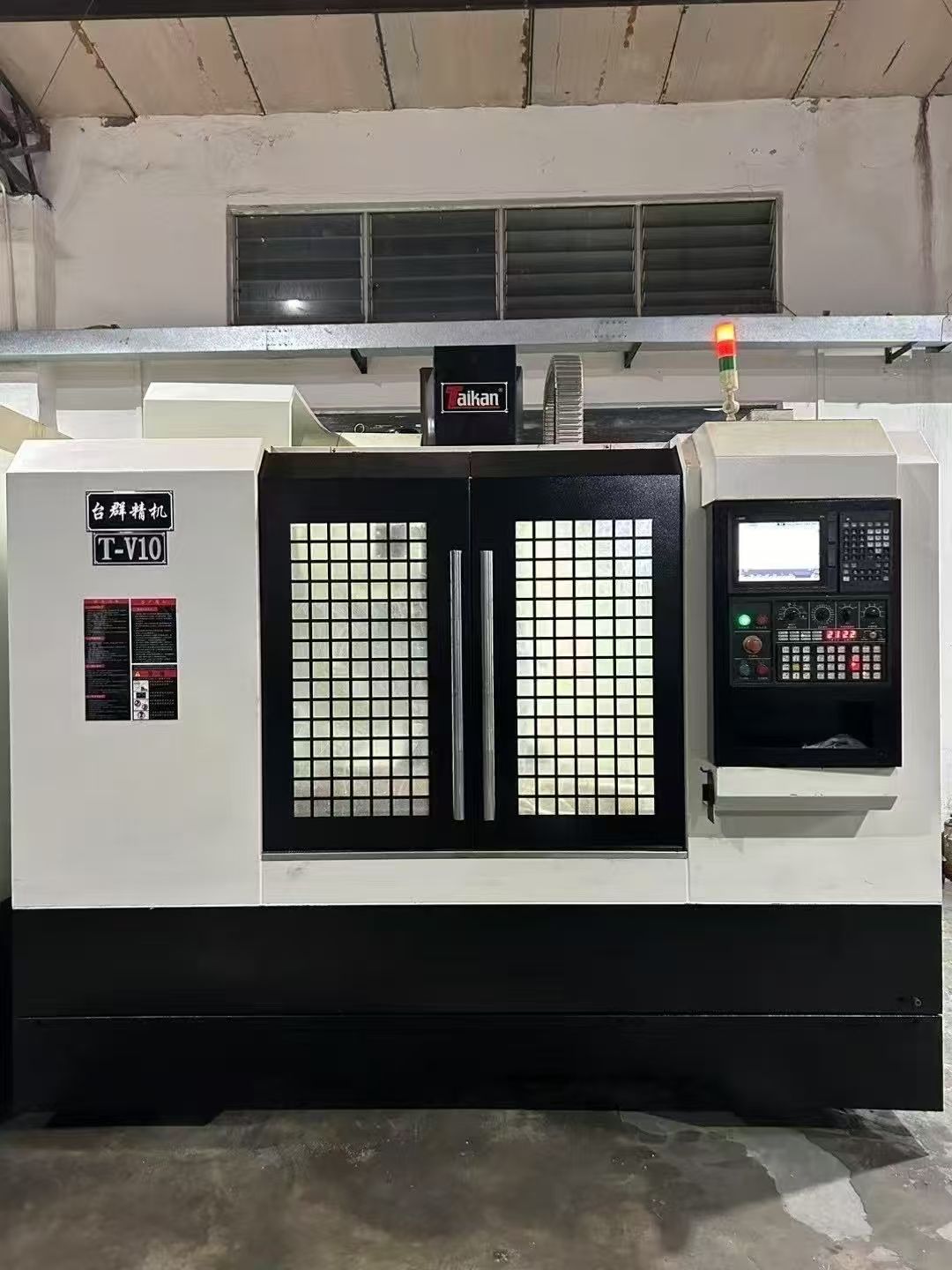到貨臺群V10加工中心，三菱M80系