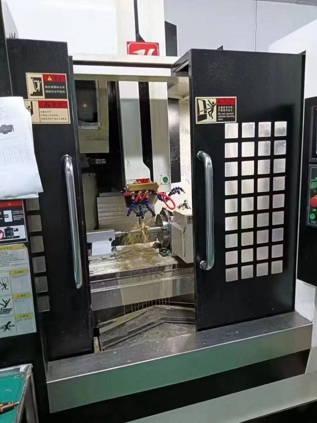 工廠在位兩臺(tái)進(jìn)鴻850加工中心，三軸線軌，12000轉(zhuǎn)，M80系統(tǒng)，2