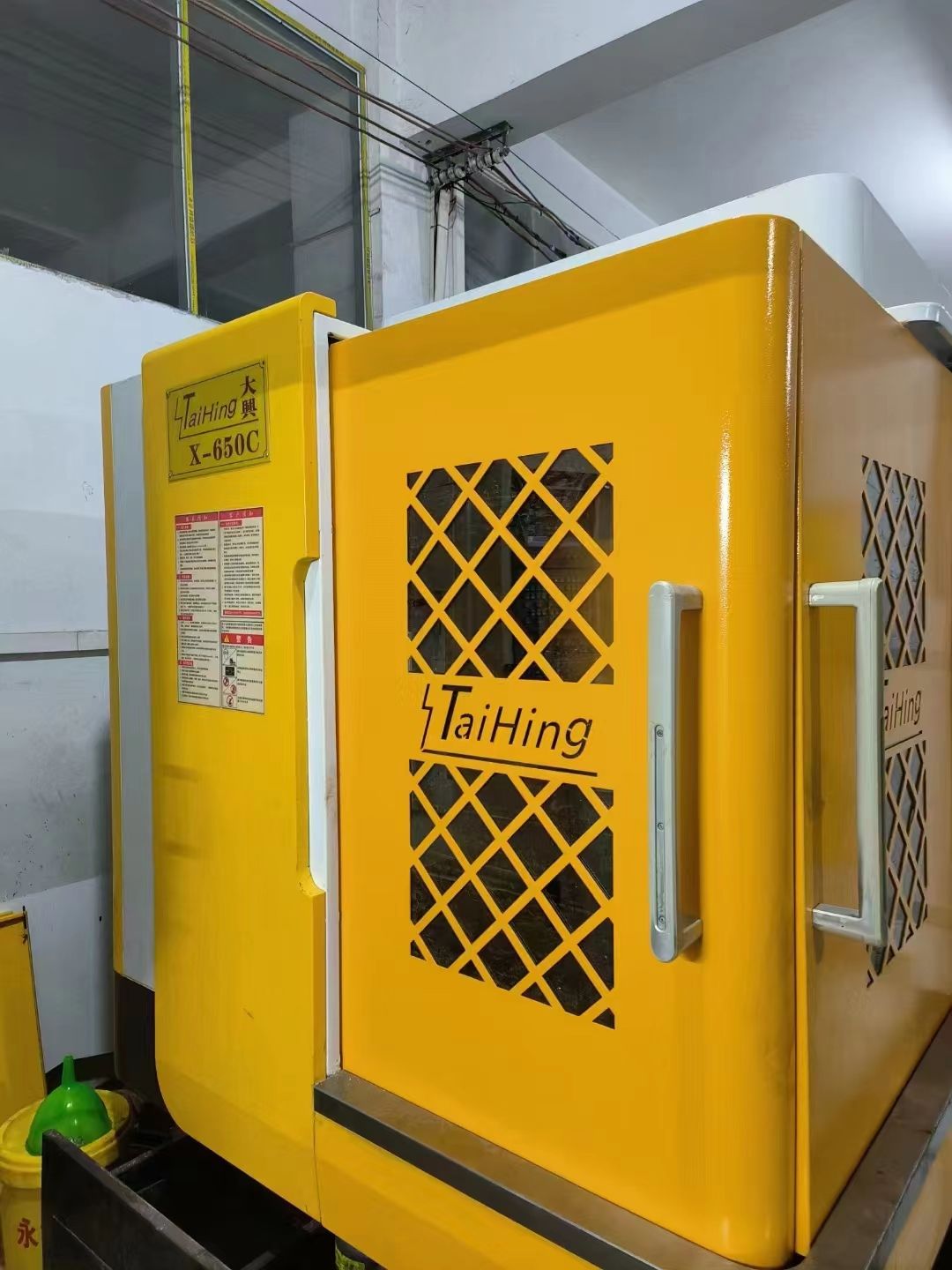新到大興650雕銑機(jī)兩臺(tái)，新代21MA系統(tǒng)，帶斗笠式刀庫(kù)12把，日本安