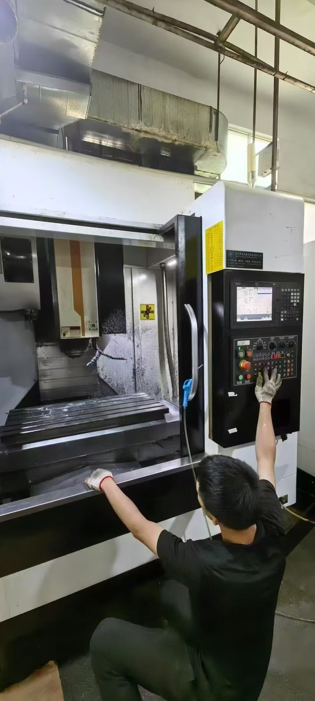 特價成合鐵V1160兩線一硬加工中心、Y?軸四軌道、發(fā)那科Oi-MF系