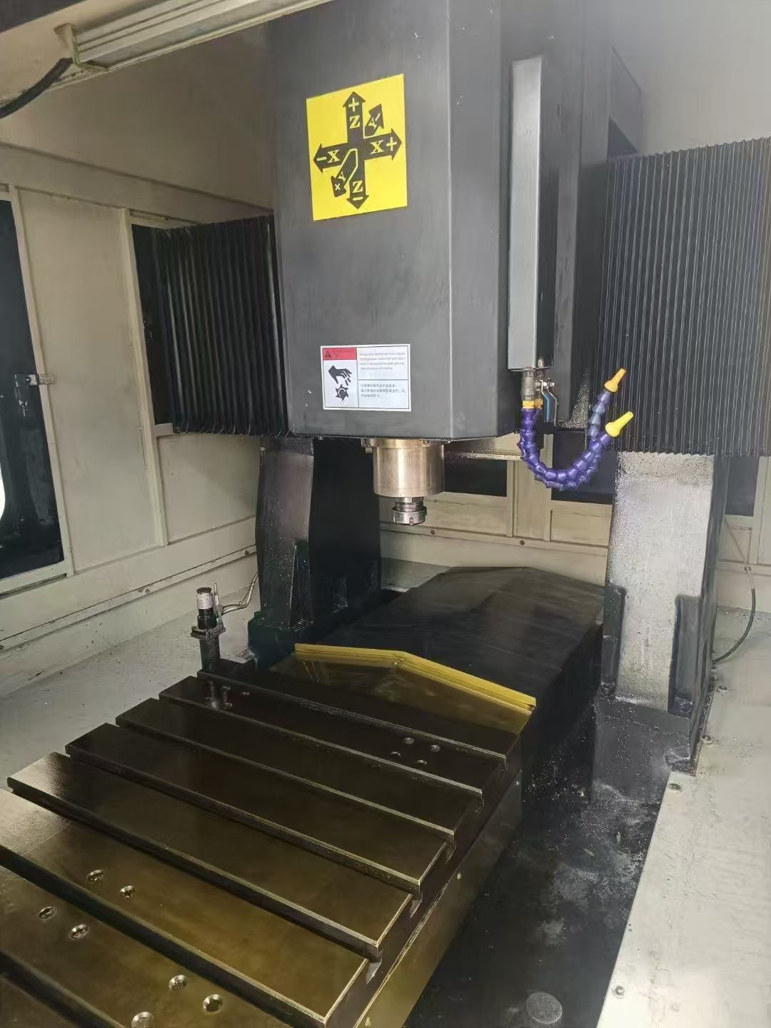 世通870精雕機(jī)，新代21MA系統(tǒng)。三軸35滾柱導(dǎo)軌