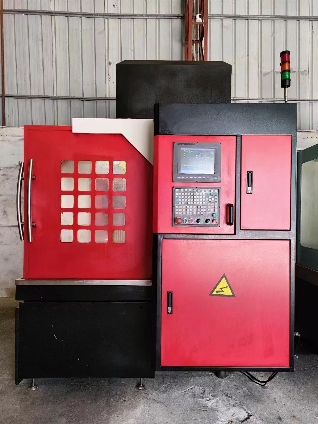 廣雕650精雕機，新代21ma系統(tǒng)，ER32強力主軸5.5千瓦2400