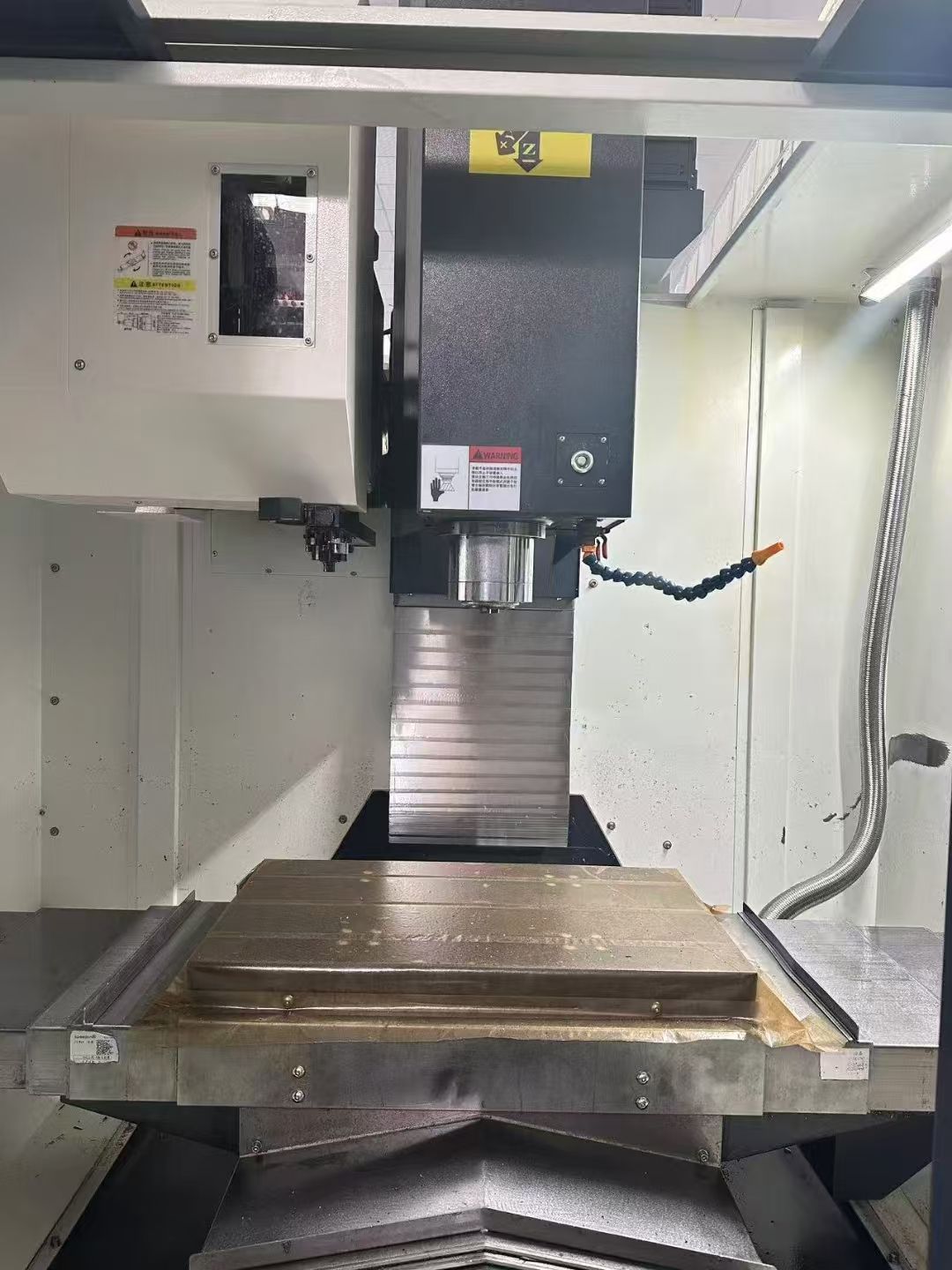 98成新炬名V640三線軌加工中心，三菱M80系統(tǒng)，創(chuàng)能床身，德國力士
