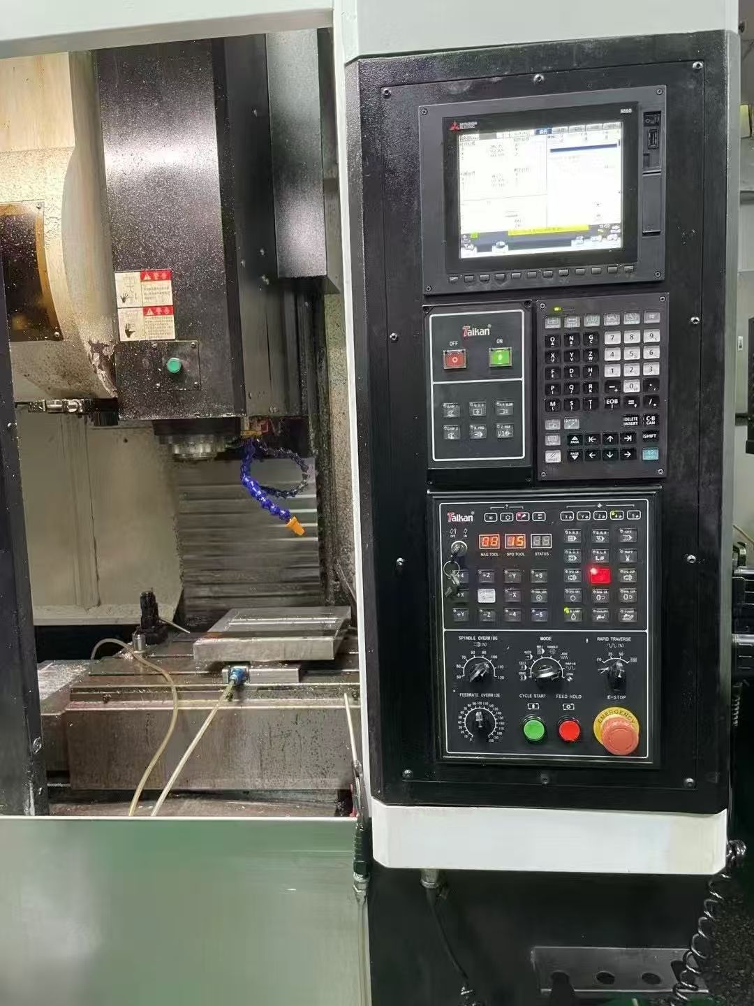 上新工廠在位雙胞胎臺(tái)群V6三線軌加工中心