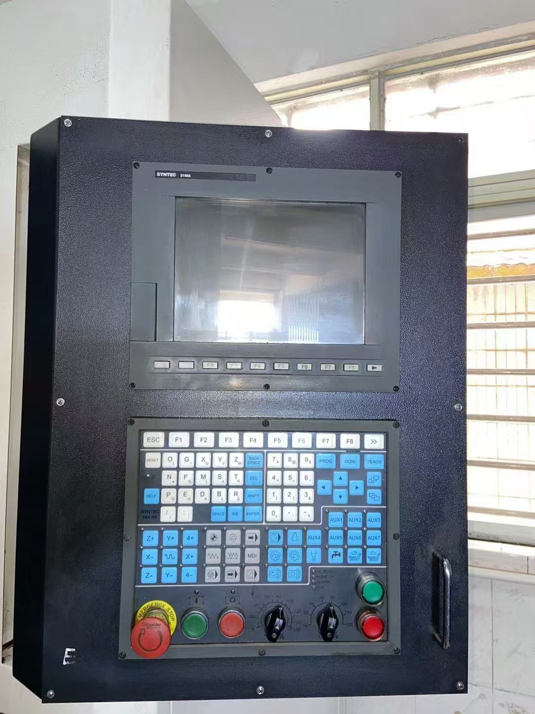 諾翔650精雕機，創(chuàng)能機身。新代21 M A，安川7代驅(qū)動