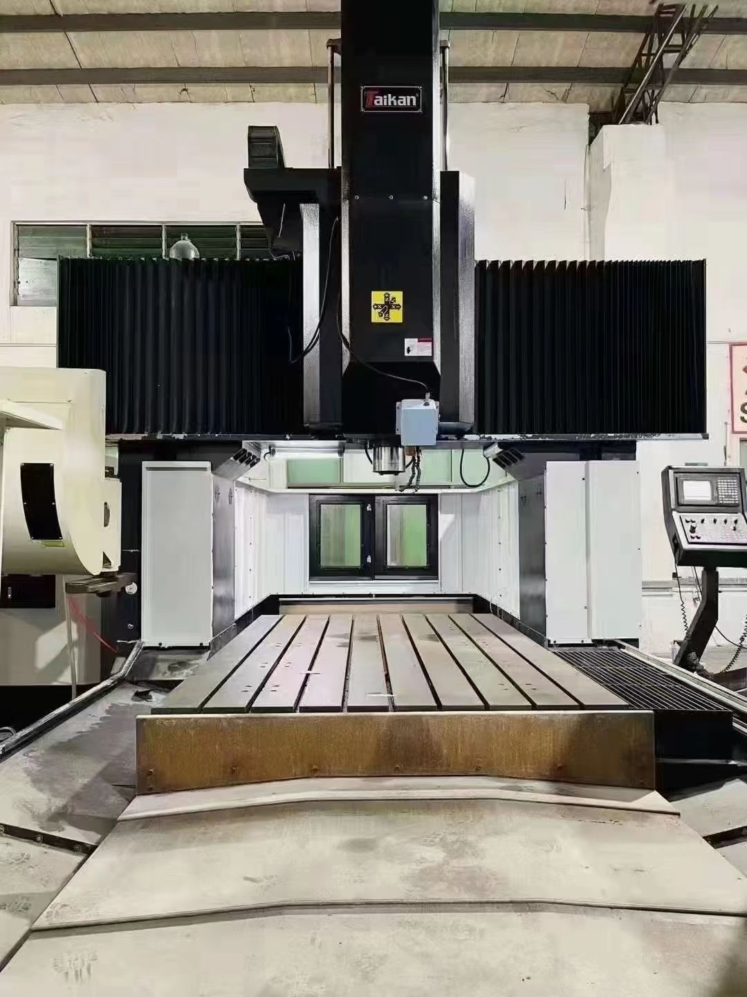 3022龍門 兩線一硬 三菱M70系統(tǒng)，BT50主軸6000轉(zhuǎn) 帶24