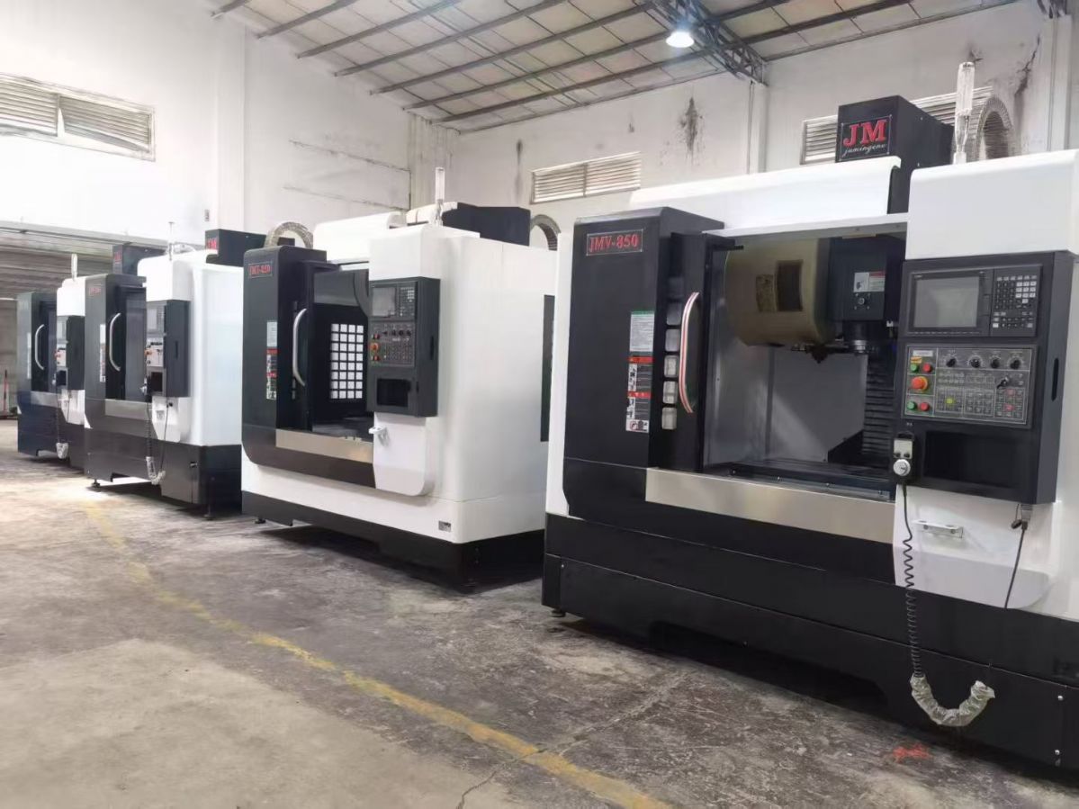 多臺(tái)優(yōu)惠出炬名v8三線軌加工中心機(jī)，三菱M80系統(tǒng)