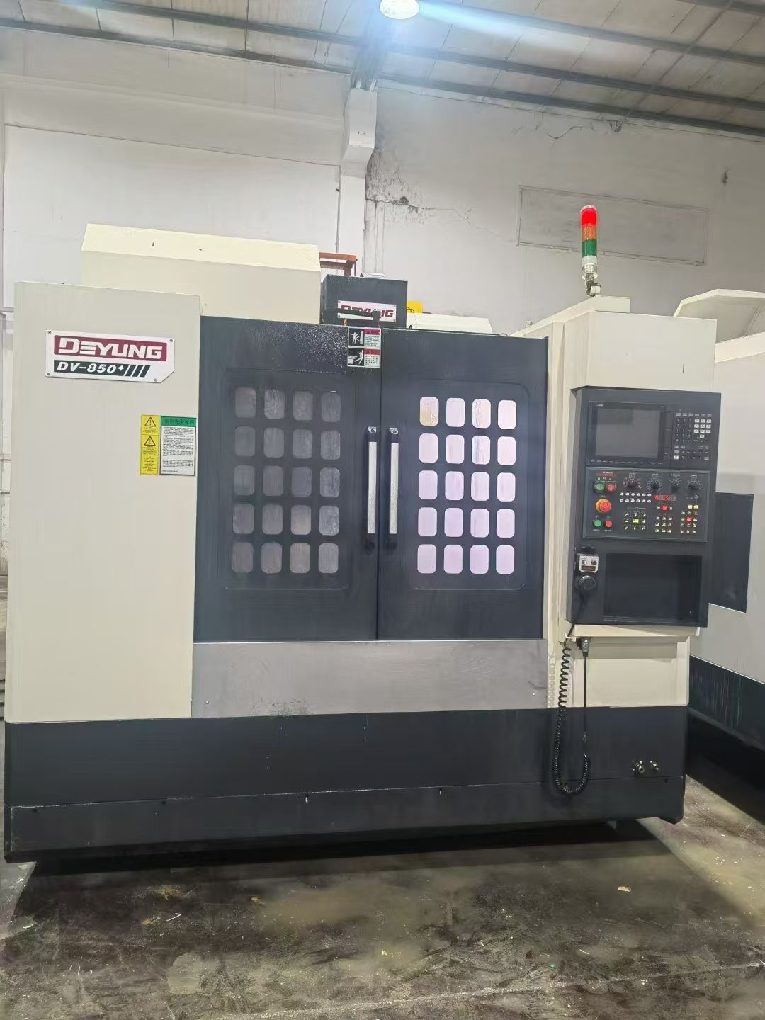 上新一2024年出廠德?lián)PDV850 加工中心機(jī)
